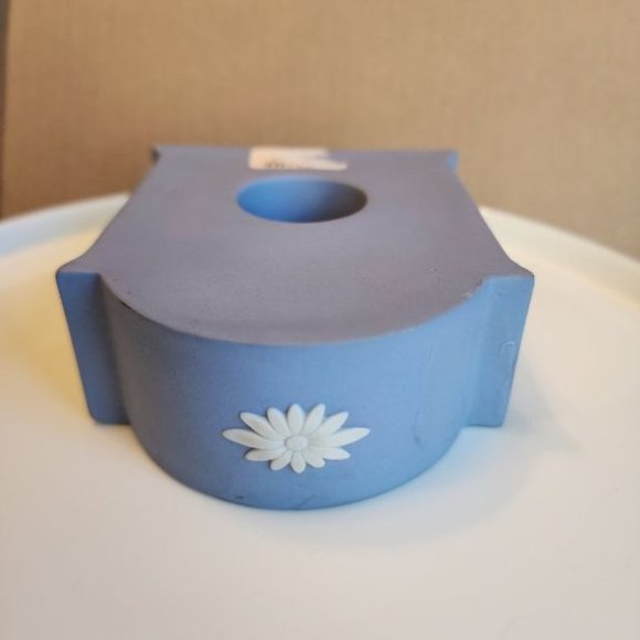 WEDGEWOOD JASPERWARE CLOCK. ORNAMENTAL CHERUB DETAIL - Picture 5 of 5